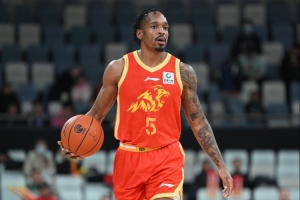 基本盘！小巴里·布朗遭严防依然砍27分8助3断 末节连砍9分收比赛
